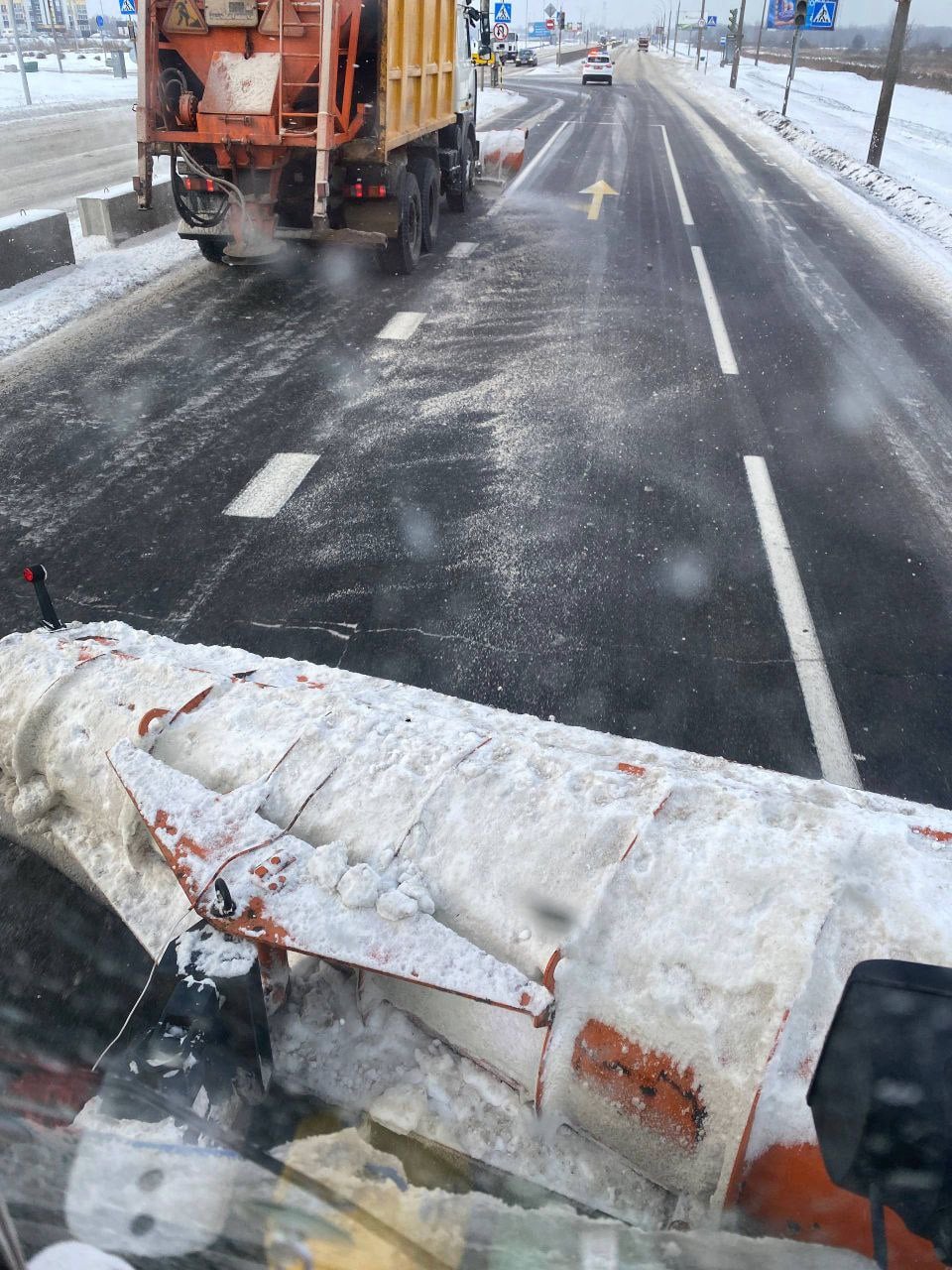 Заснеженный Брест из кабины снегоуборочной машины