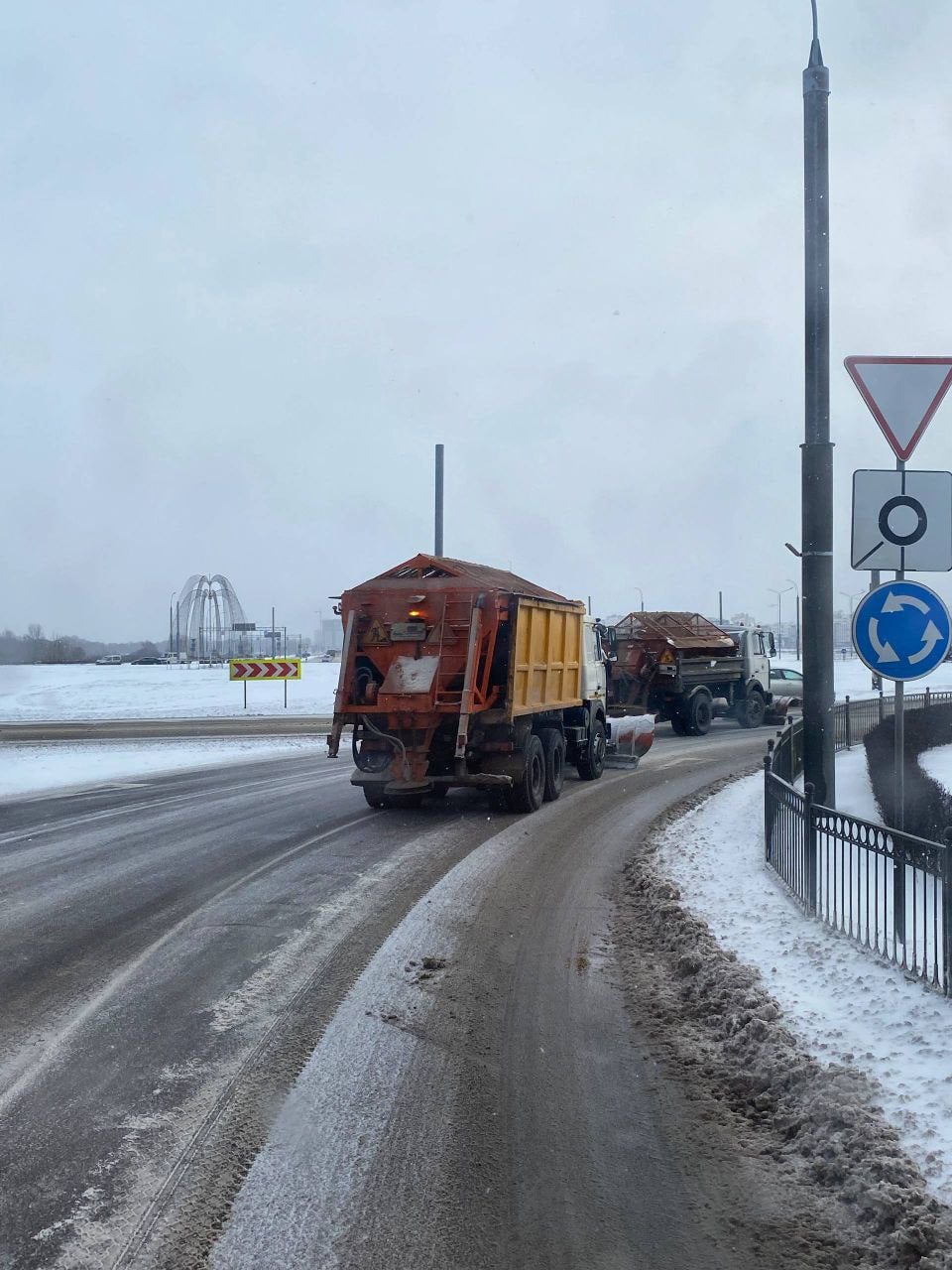 Заснеженный Брест из кабины снегоуборочной машины