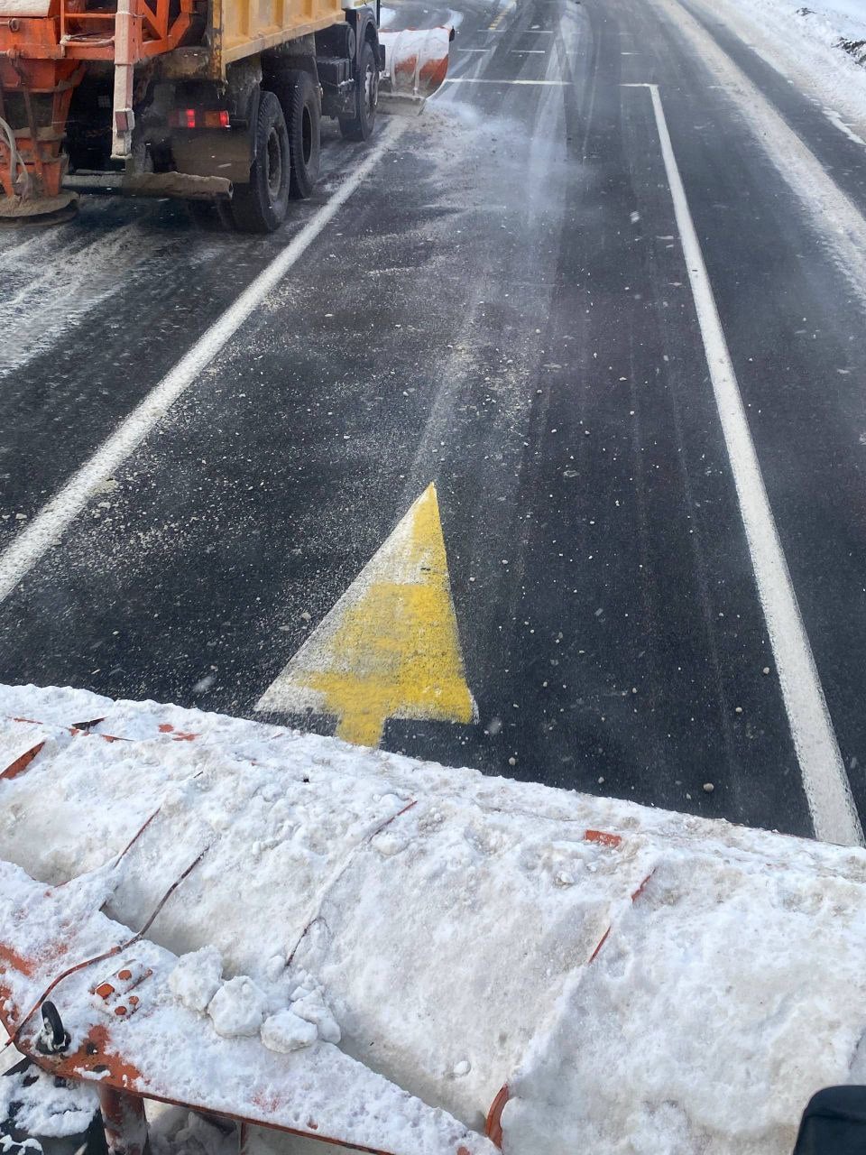 Заснеженный Брест из кабины снегоуборочной машины