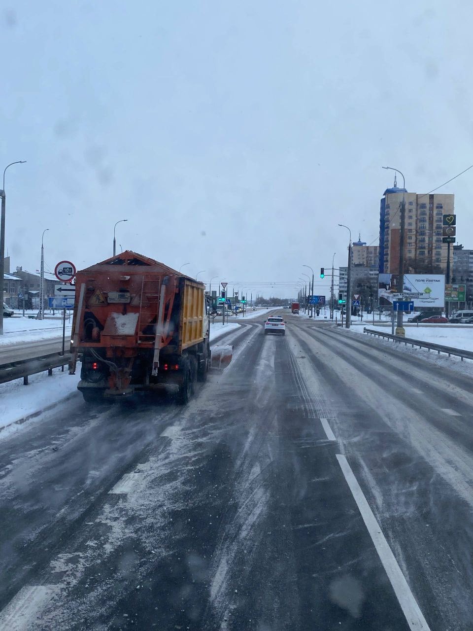 Заснеженный Брест из кабины снегоуборочной машины