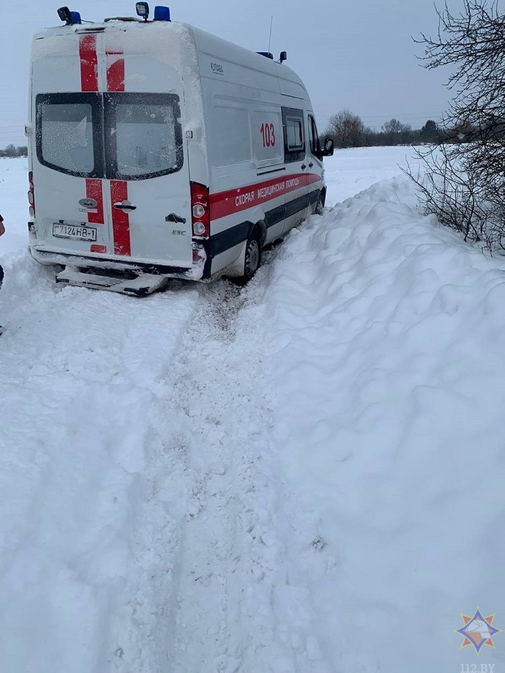 В Брестской области машина скорой помощи застряла в снегу