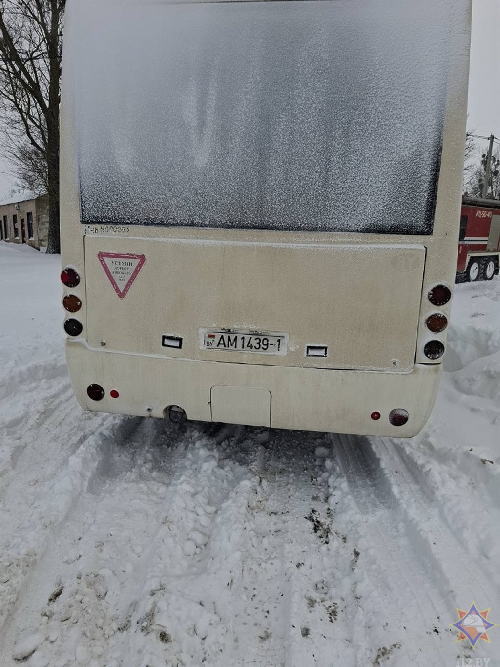 В Брестской области машина скорой помощи застряла в снегу