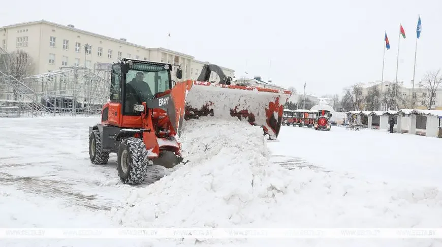 На улицах Бреста снег убирают 50 единиц специальной техники