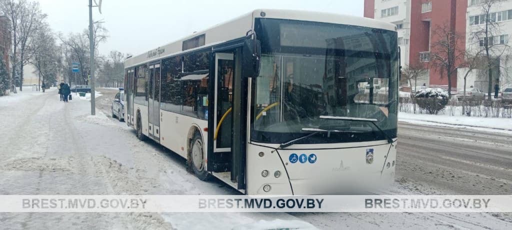 В Бресте женщина упала в салоне автобуса