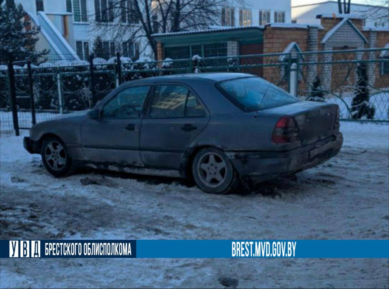Пьяный водитель на Mercedes сбил пешехода в Каменецком районе, а затем скрылся — его задержали в Бресте