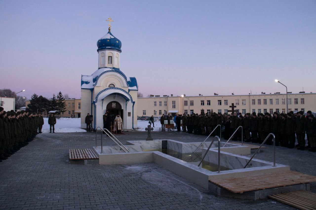 В Бресте на территории 38-й десантно-штурмовой бригады в крещенской купели окунулись более 500 человек
