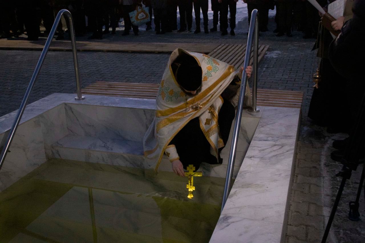 В Бресте на территории 38-й десантно-штурмовой бригады в крещенской купели окунулись более 500 человек