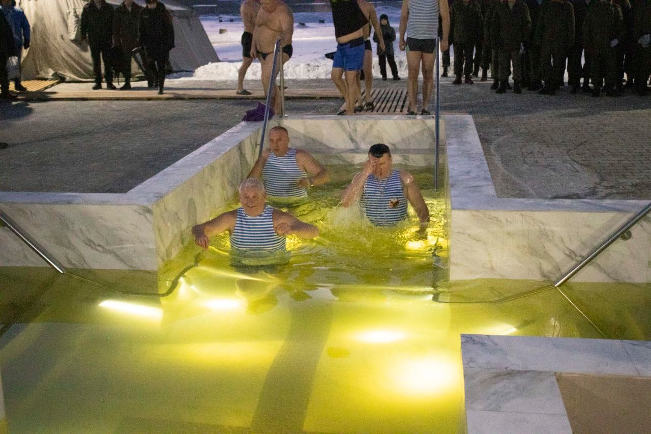 В Бресте на территории 38-й десантно-штурмовой бригады в крещенской купели окунулись более 500 человек