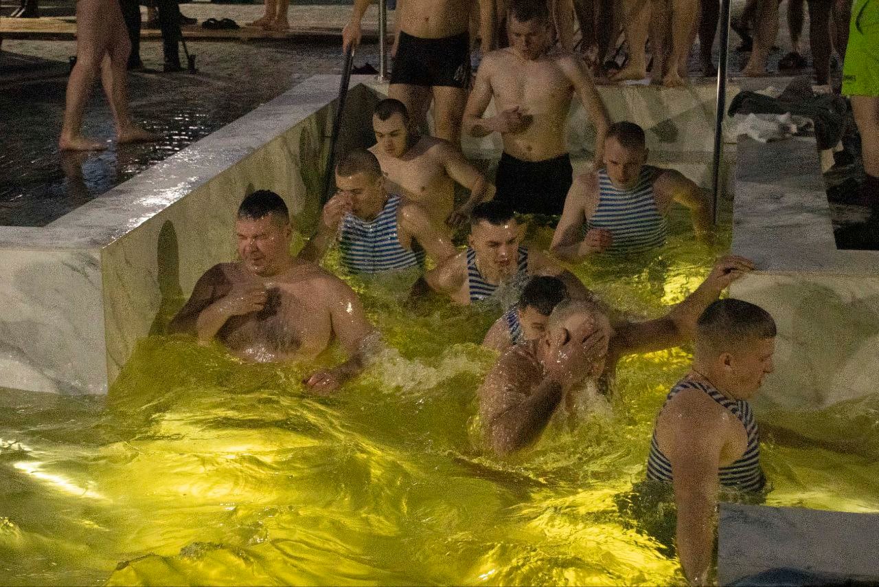В Бресте на территории 38-й десантно-штурмовой бригады в крещенской купели окунулись более 500 человек