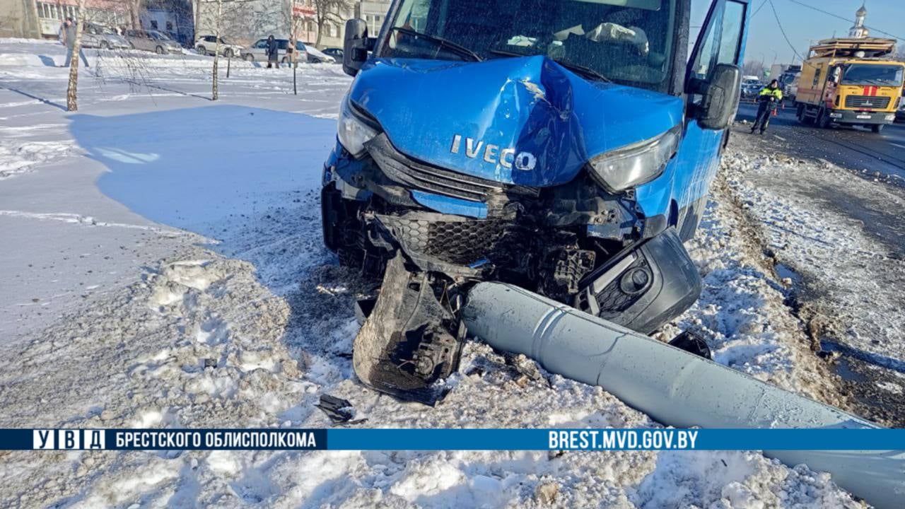 В Бресте водитель Volkswagen не уступила дорогу — Iveco врезался в опору ЛЭП