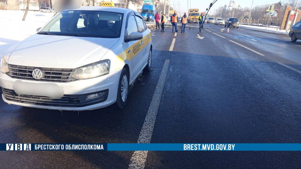 В Бресте водитель Volkswagen не уступила дорогу — Iveco врезался в опору ЛЭП