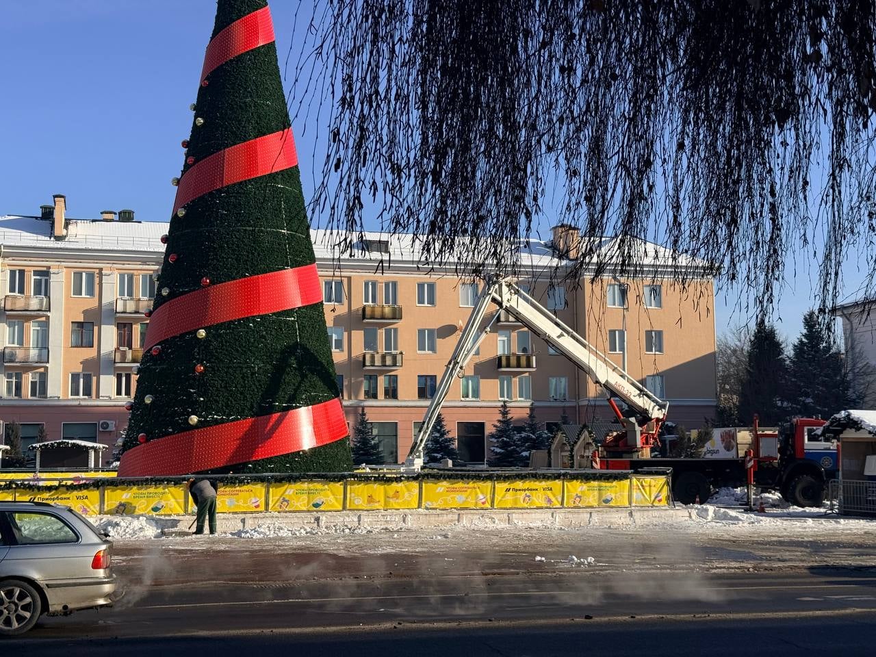 Праздники заканчиваются: в Бресте на площади Ленина разбирают елку