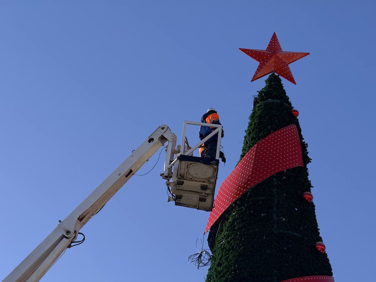 Праздники заканчиваются: в Бресте на площади Ленина разбирают елку