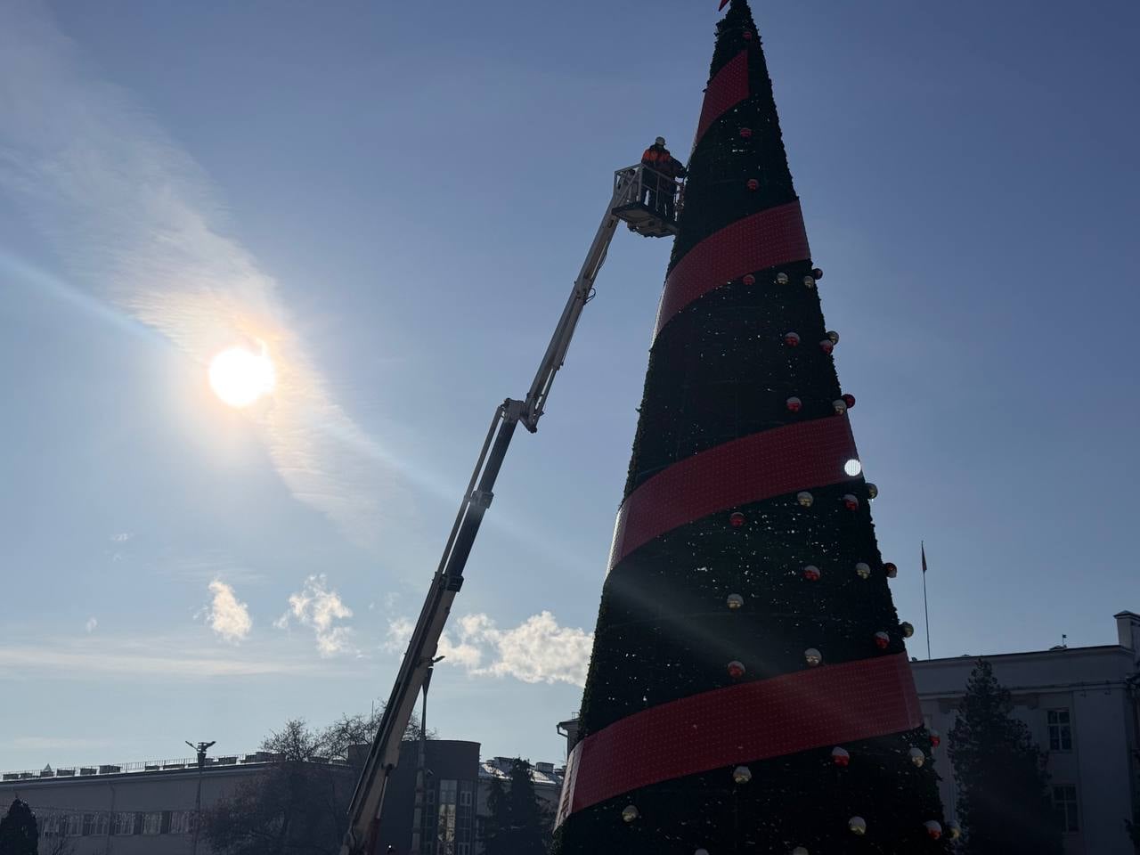 Праздники заканчиваются: в Бресте на площади Ленина разбирают елку