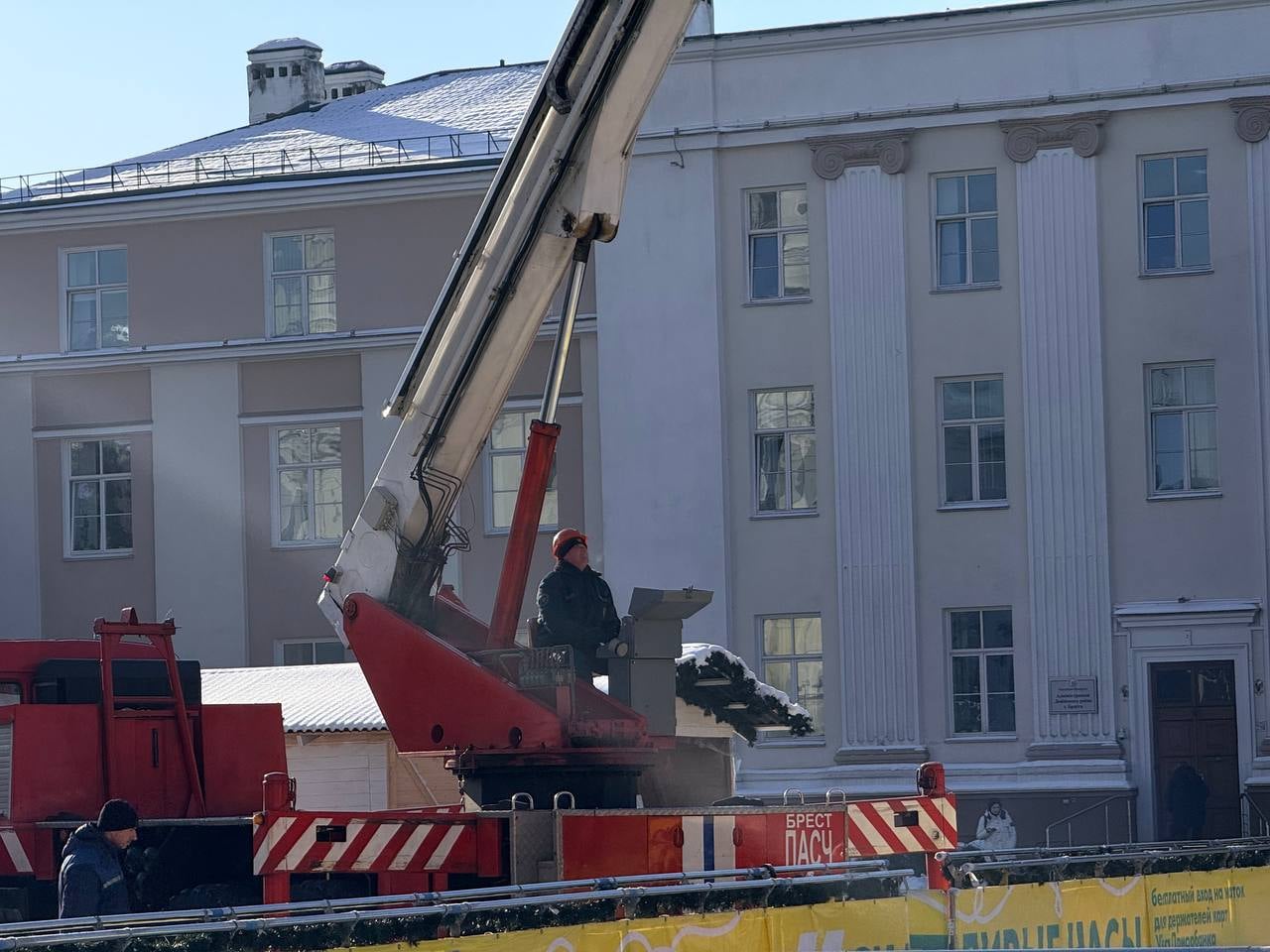 Праздники заканчиваются: в Бресте на площади Ленина разбирают елку