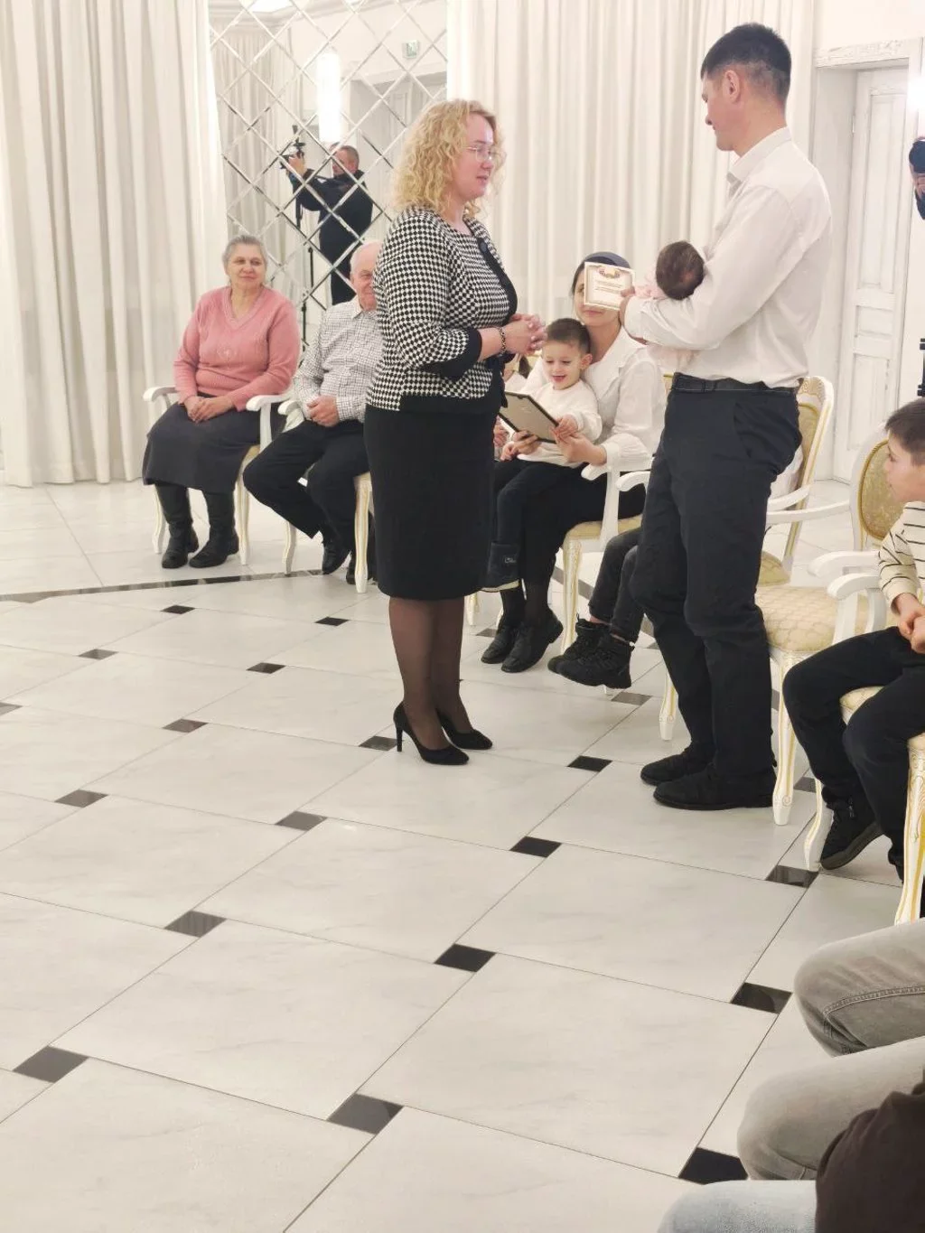 Пятеро детей — это счастье! В Бресте чествовали семью Кудынюк