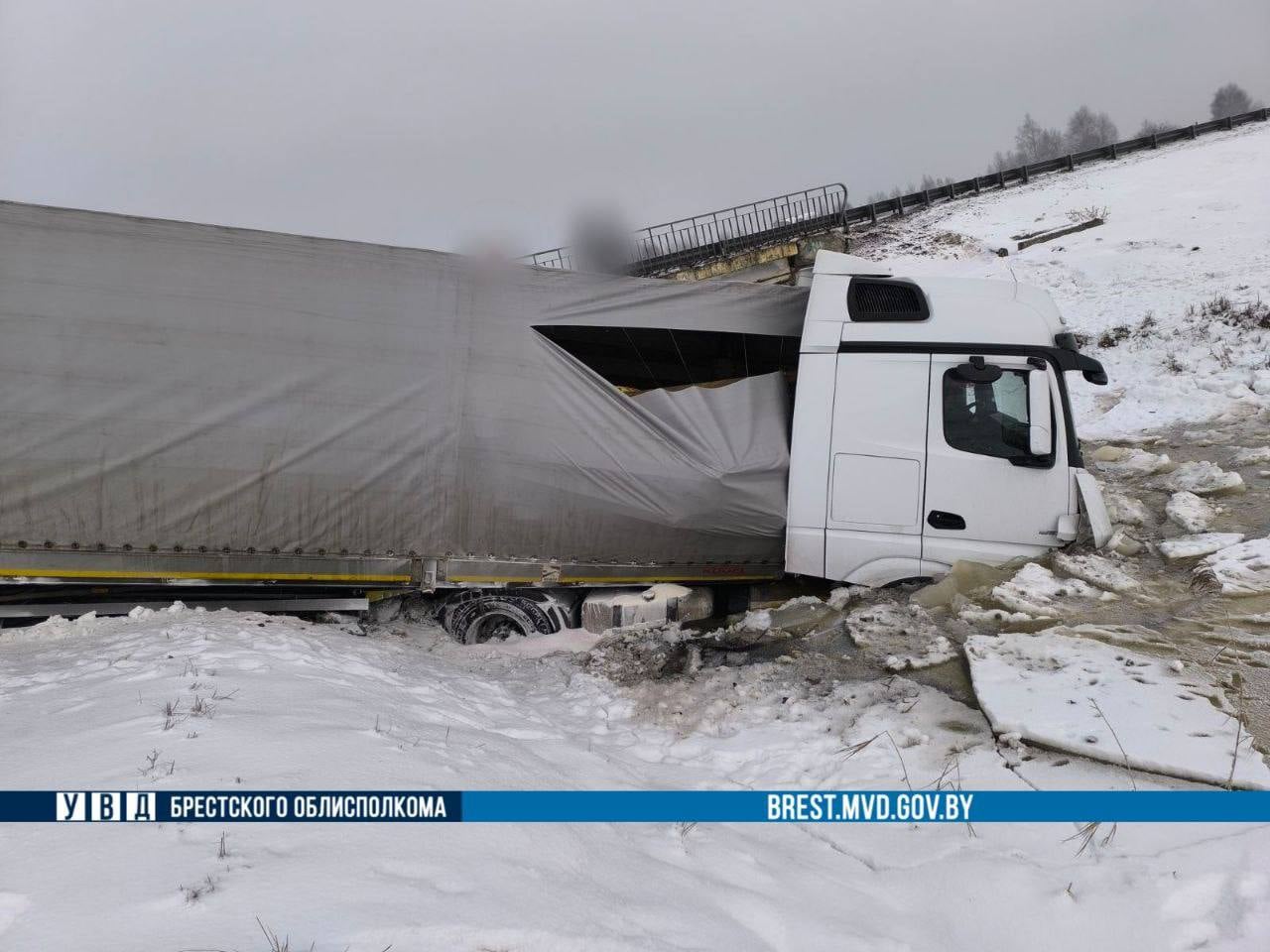 На трассе М1 водитель из Бреста уснул за рулём и съехал в кювет