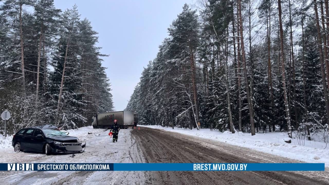 В Барановичском районе легковой автомобиль врезался во встречный грузовик