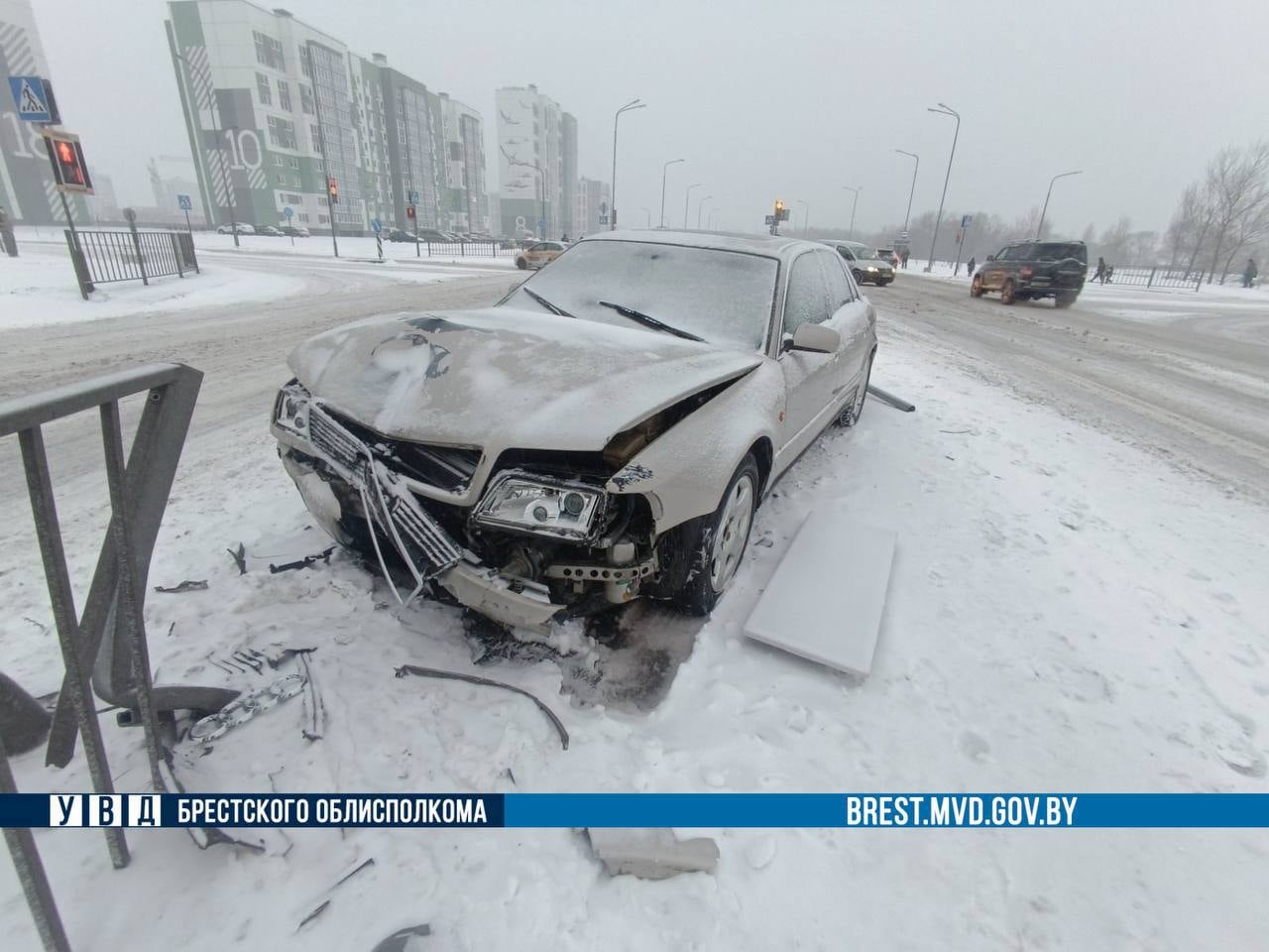 В Бресте Audi врезался в светофоры и ограждение — как это произошло
