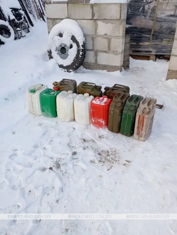 Сливал топливо с автобуса и продавал: милиция раскрыла хищение на предприятии в Брестской области