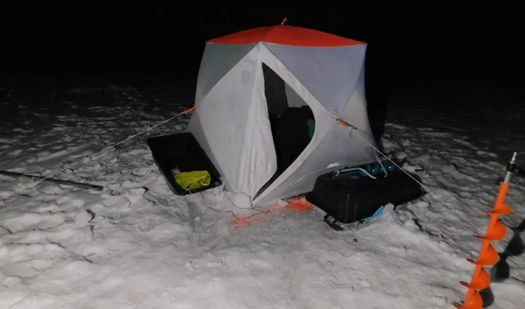 В Беларуси двое рыбаков погибли в палатке — подробности трагедии