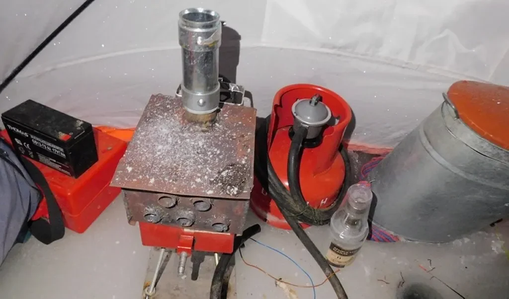 В Беларуси двое рыбаков погибли в палатке — подробности трагедии