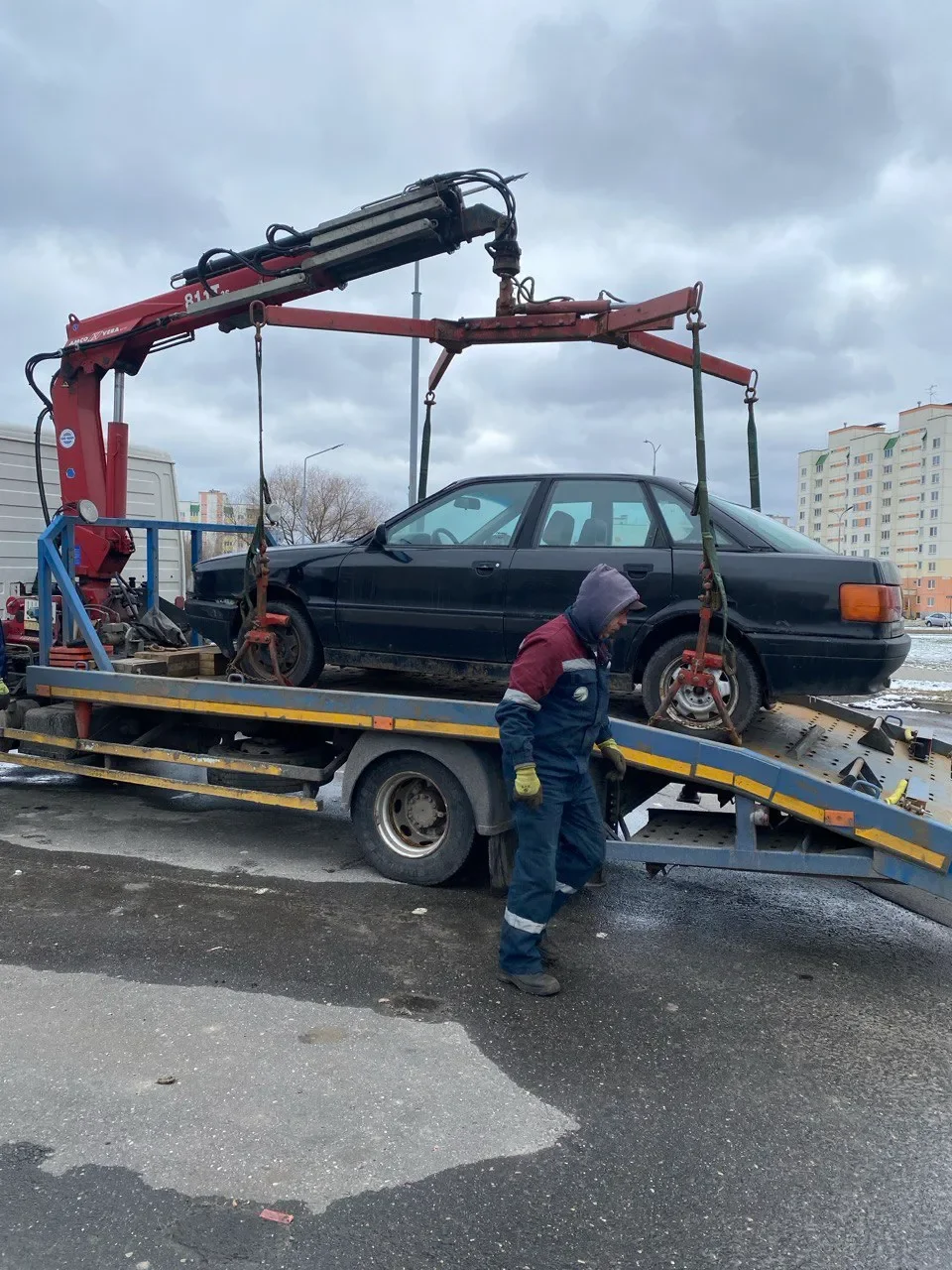 В Бресте продолжается очистка дворовых территорий от забытых и брошенных машин