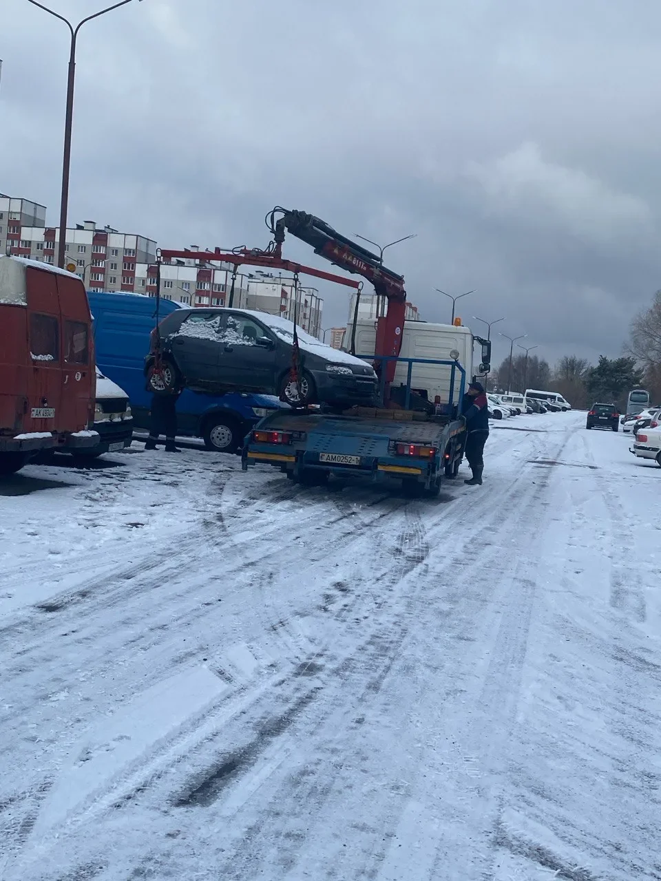 В Бресте продолжается очистка дворовых территорий от забытых и брошенных машин