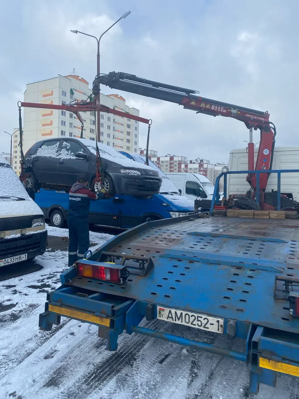 В Бресте продолжается очистка дворовых территорий от забытых и брошенных машин