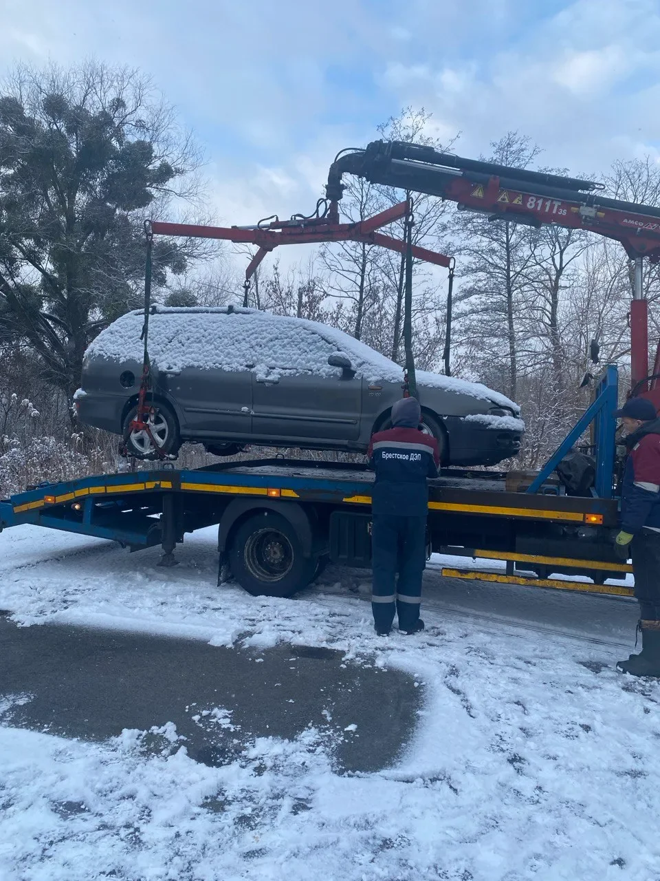 В Бресте продолжается очистка дворовых территорий от забытых и брошенных машин