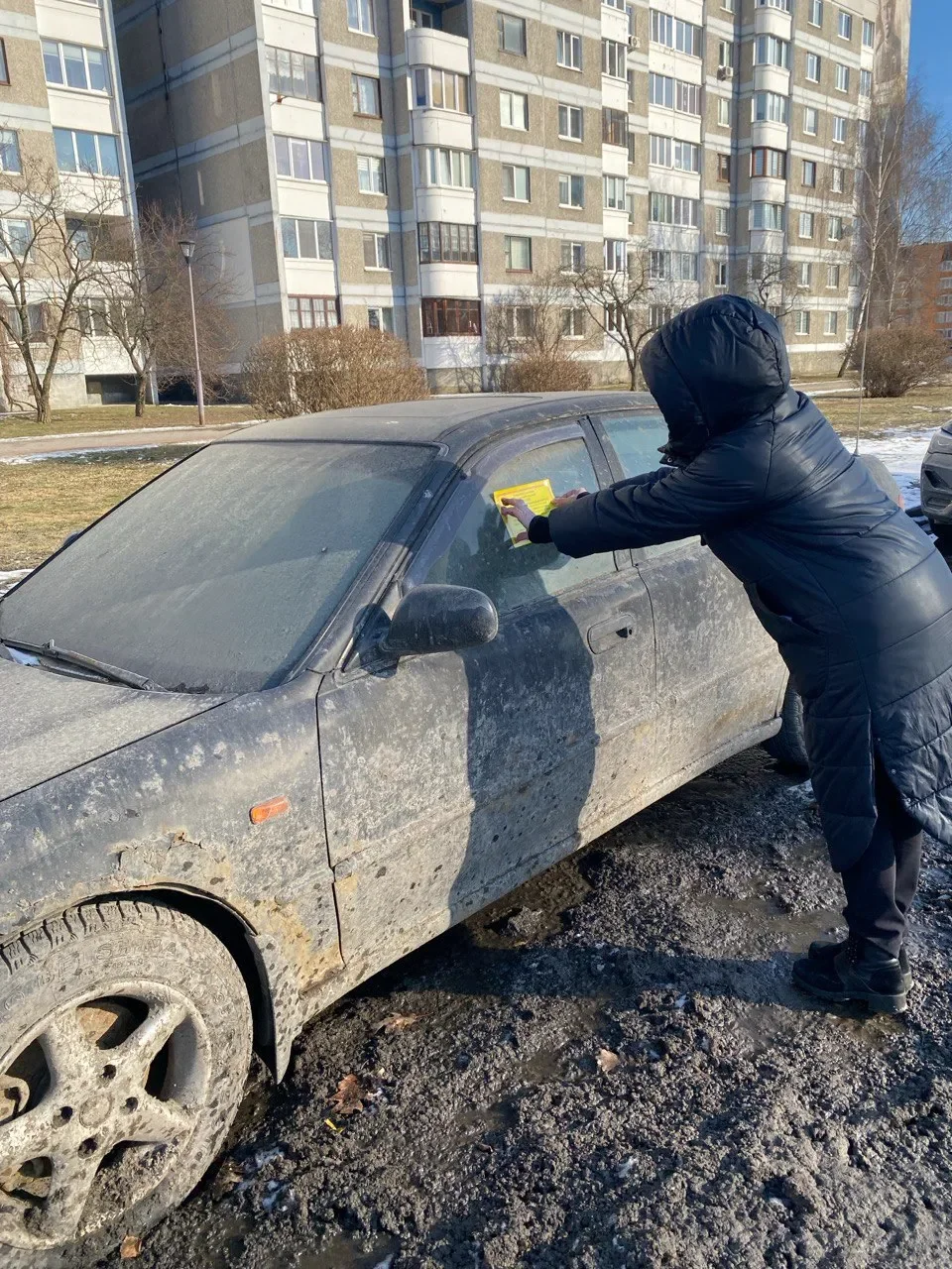 В Бресте продолжается очистка дворовых территорий от забытых и брошенных машин