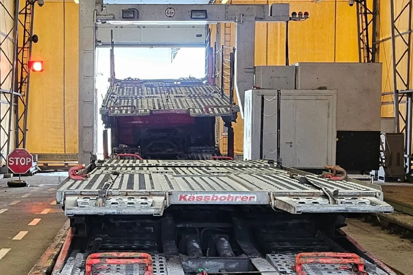 Матрас с сюрпризом – в автовозе из Беларуси везли контрабанду на 2300 евро