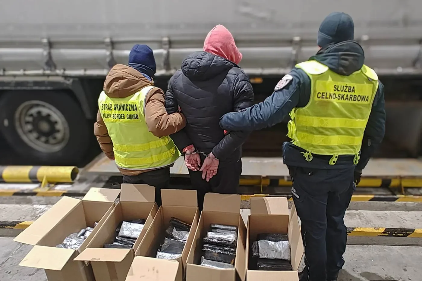 Вместо запчастей – гашиш на 1,5 млн долларов: фуру с белорусом за рулем проверили в Польше