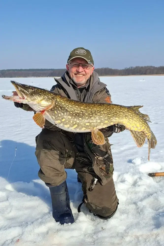Белорус поймал огромную щуку