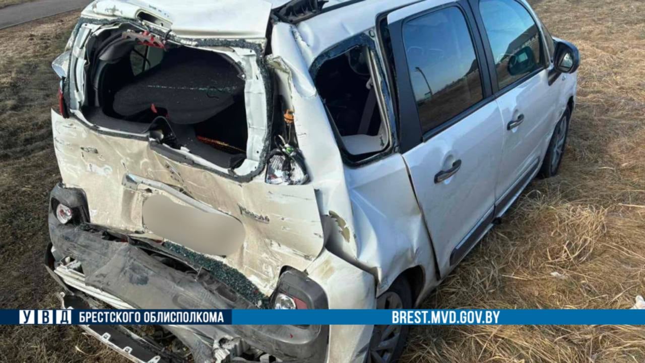 На М1 в Жабинковском районе грузовик въехал в Citroen