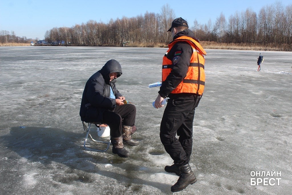 Несмотря на потепление, брестские рыбаки всё ещё выходят на лёд
