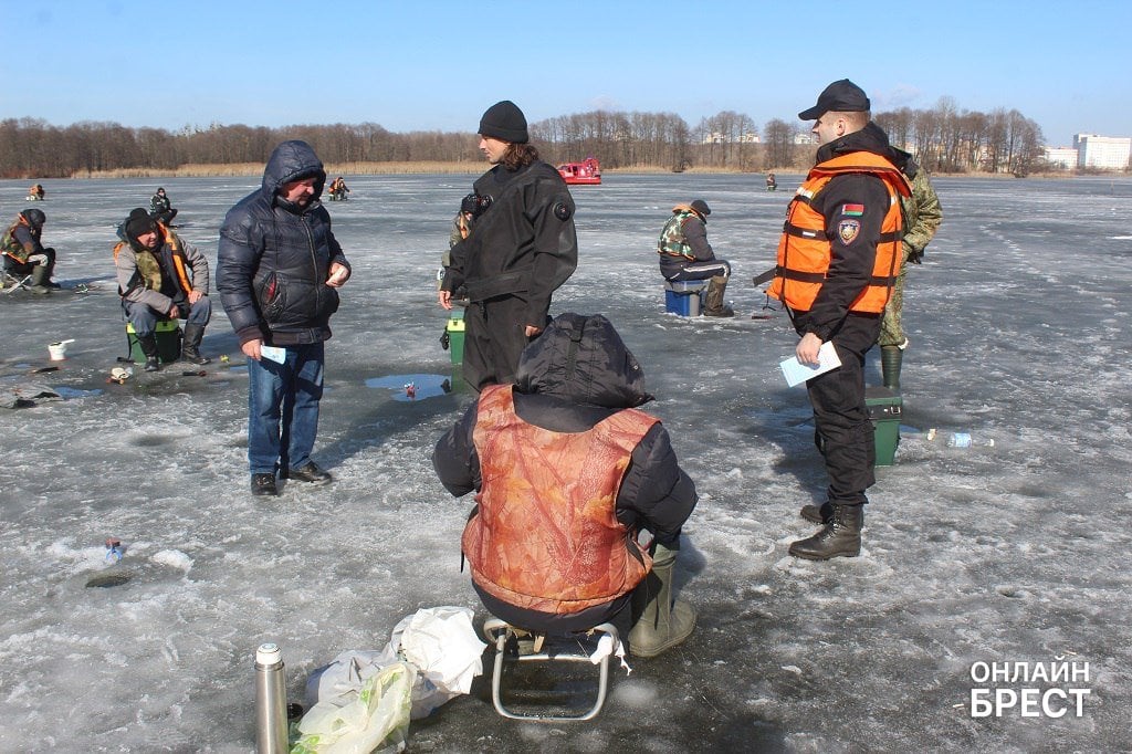 Несмотря на потепление, брестские рыбаки всё ещё выходят на лёд