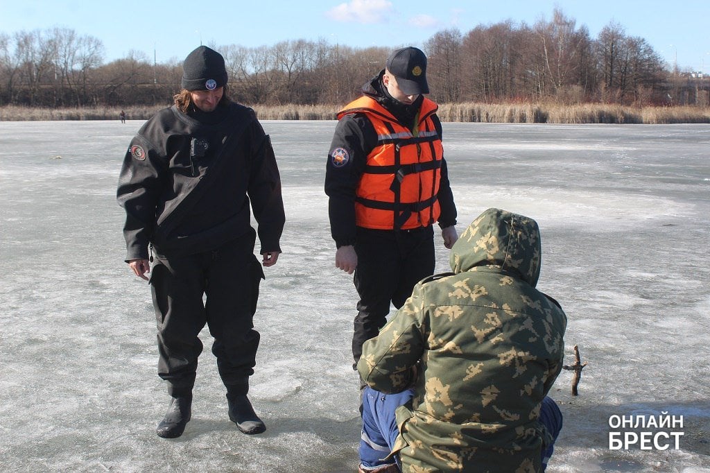 Несмотря на потепление, брестские рыбаки всё ещё выходят на лёд