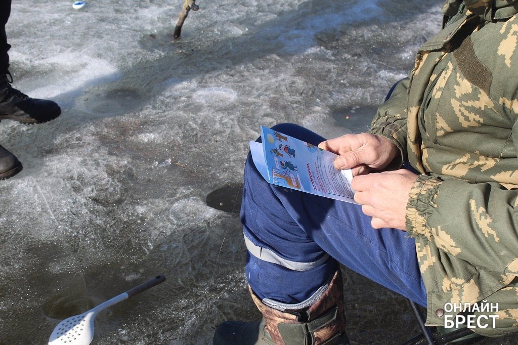 Несмотря на потепление, брестские рыбаки всё ещё выходят на лёд