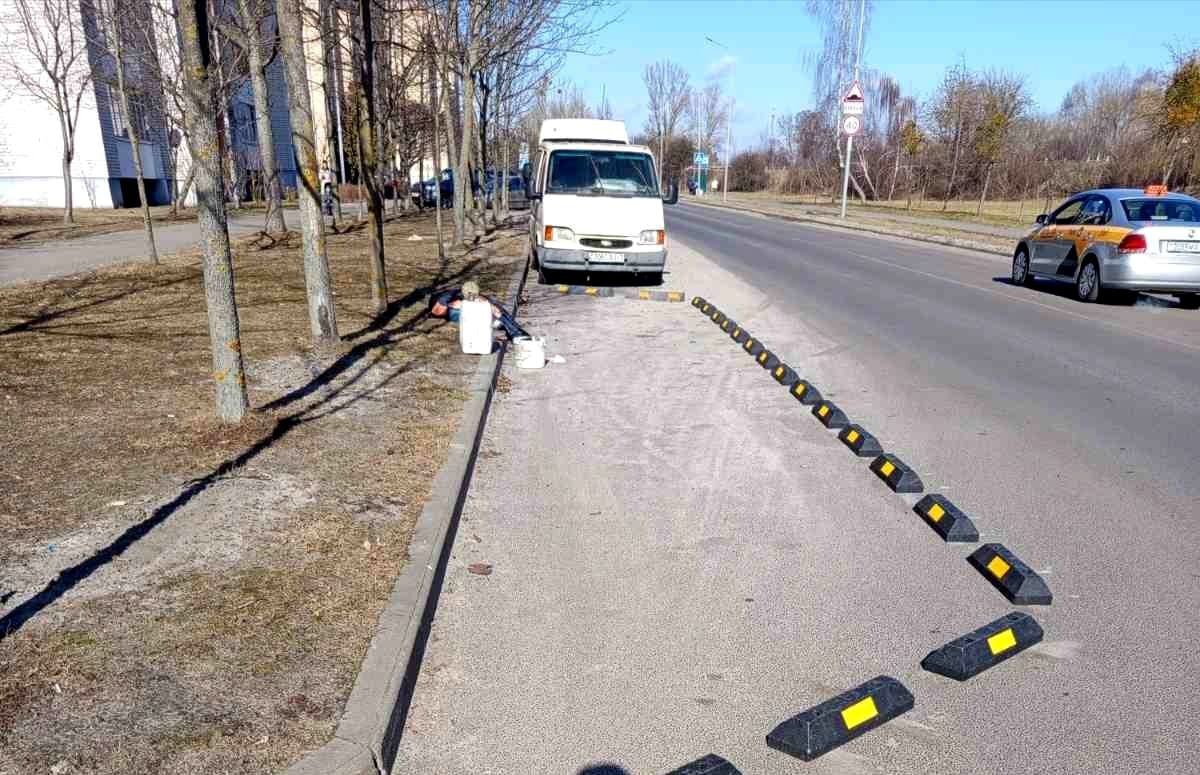 В Бресте устанавливают колесоотбойники и сигнальные столбики — зачем они нужны