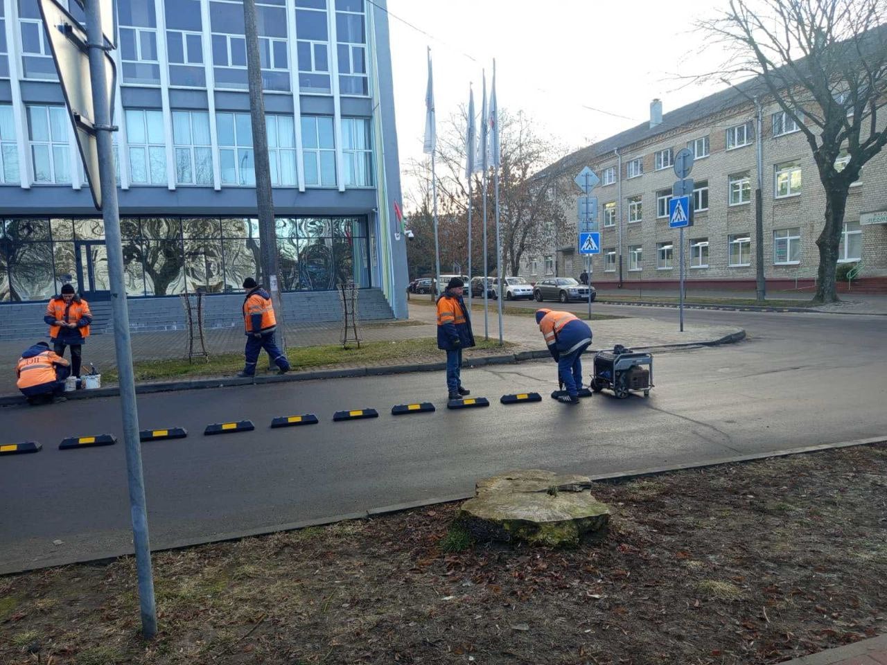 В Бресте устанавливают колесоотбойники и сигнальные столбики — зачем они нужны