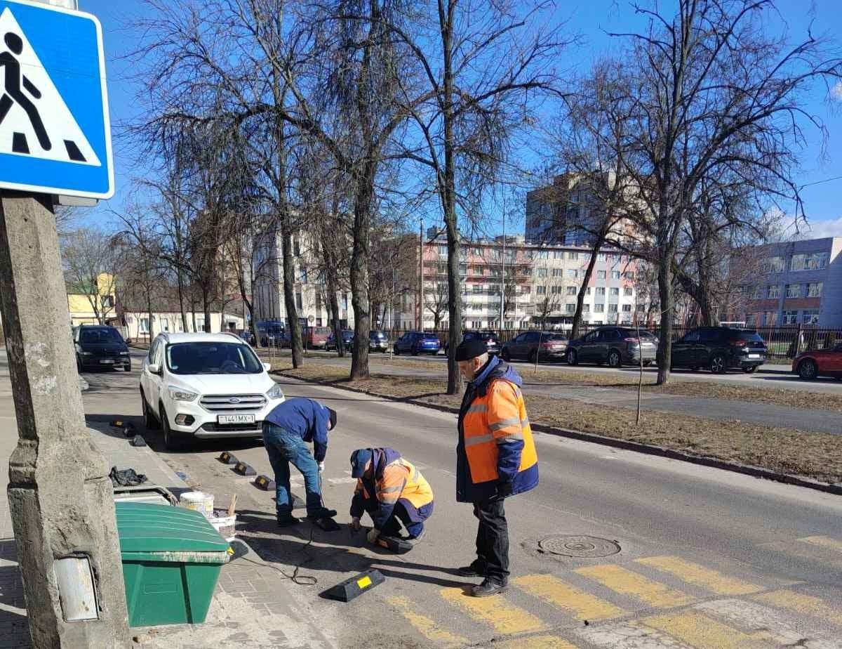 В Бресте устанавливают колесоотбойники и сигнальные столбики — зачем они нужны