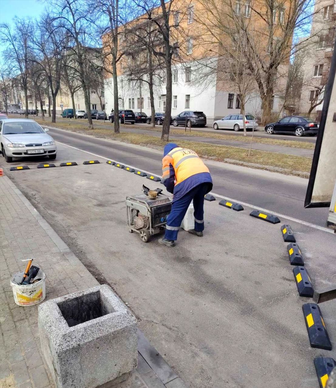 В Бресте устанавливают колесоотбойники и сигнальные столбики — зачем они нужны