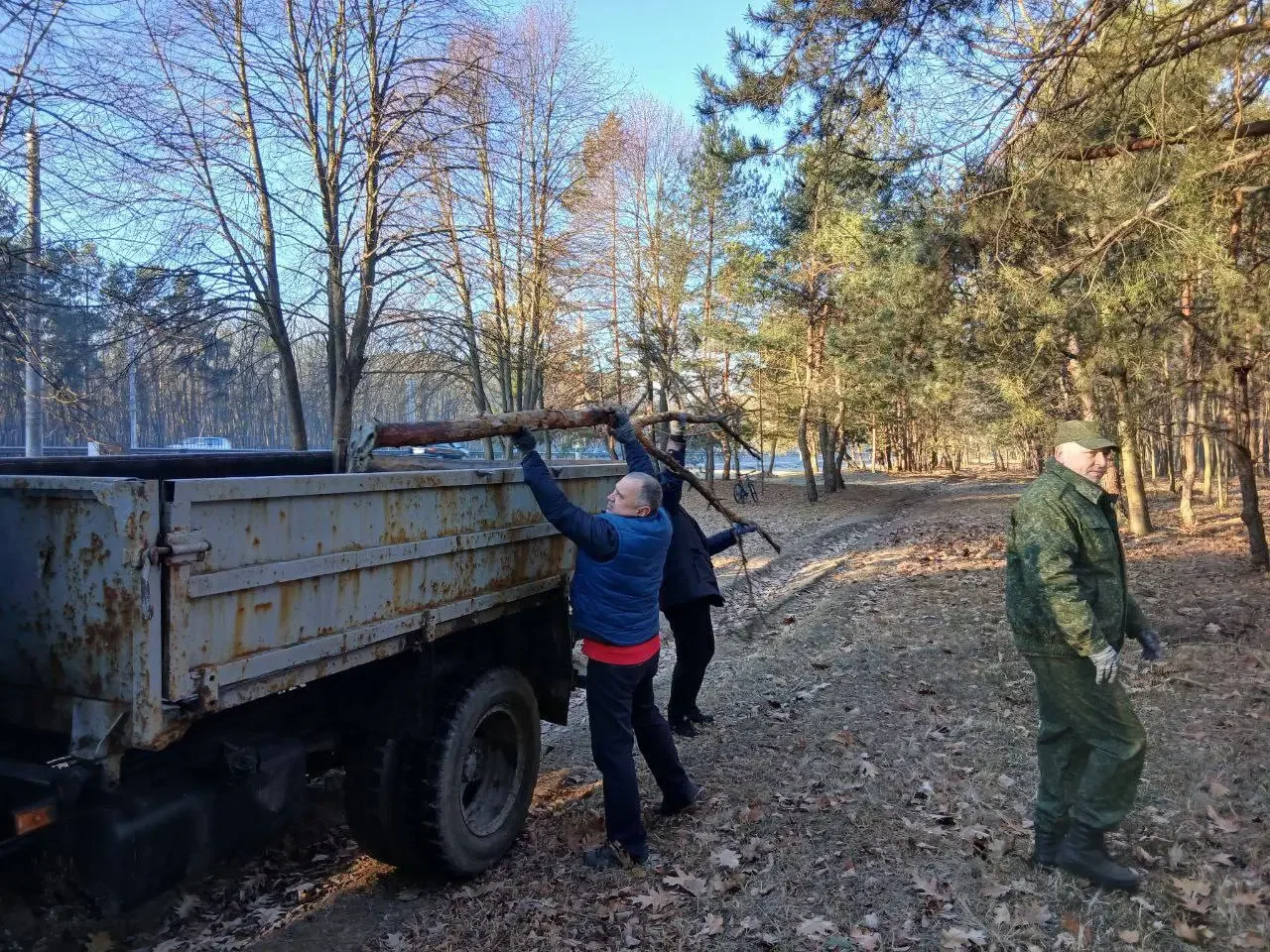 На месте нового пляжа навели порядок. Как в Бресте проходит субботник