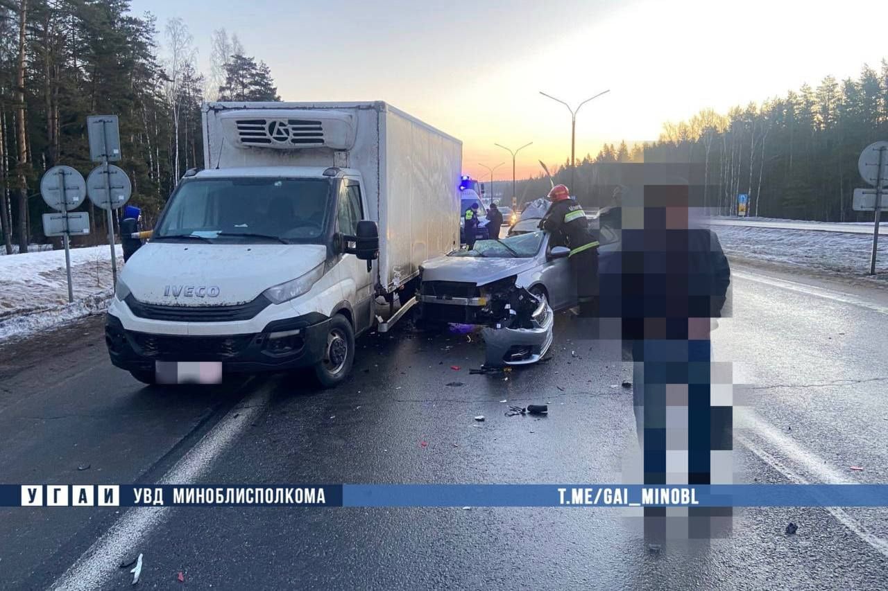 Peugeot врезался в стоящий Iveco: житель Брестской области попал в серьёзное ДТП