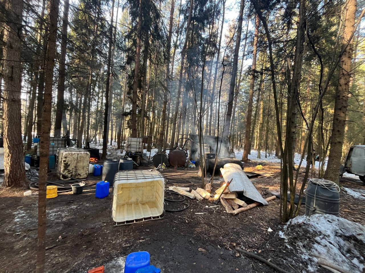 В Беларуси накрыли самогонный мини-завод в лесу