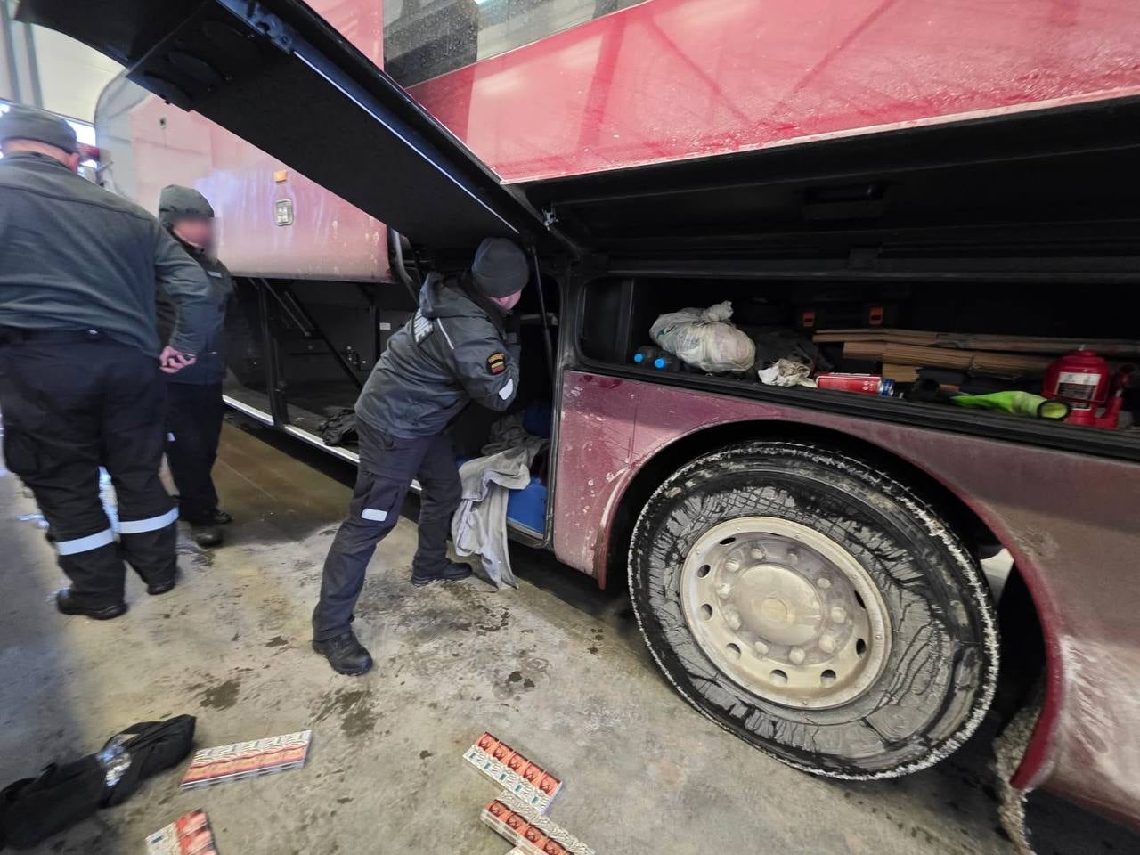 В автобусе нашли контрабандные сигареты на 12 тысяч евро