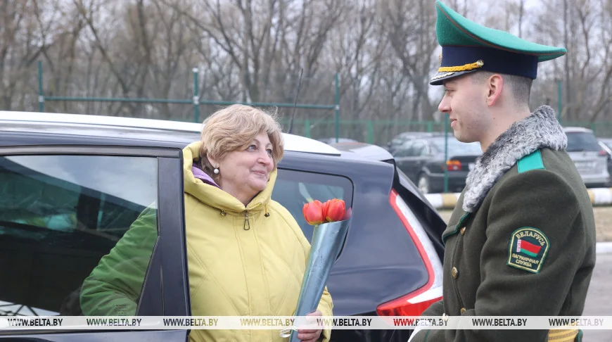 В Бресте въезжающих в Беларусь женщин поздравили пограничники