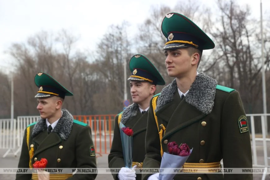 В Бресте въезжающих в Беларусь женщин поздравили пограничники