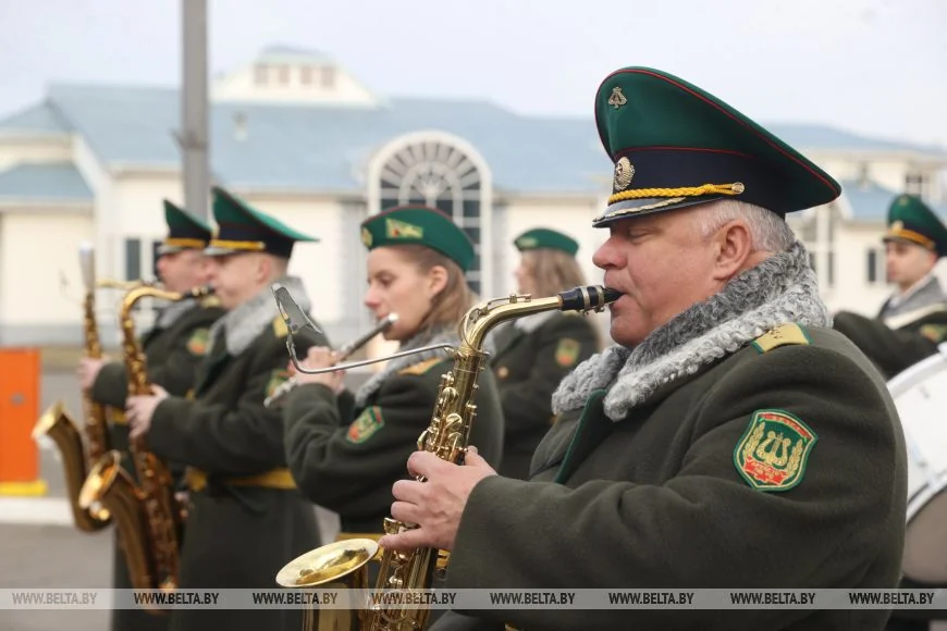 В Бресте въезжающих в Беларусь женщин поздравили пограничники